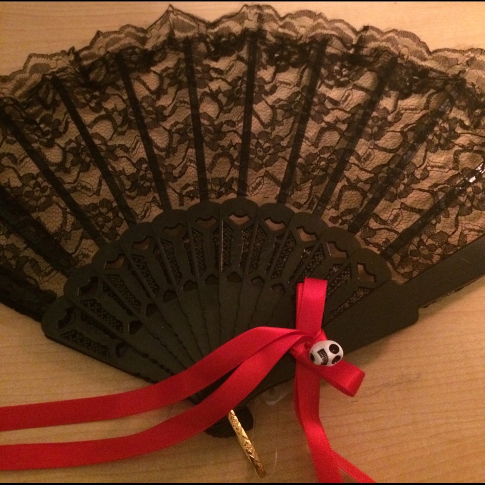Black lace fan with skull