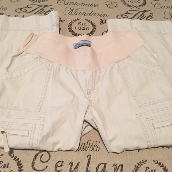 Old Navy Pants - Maternity capris size medium Old Navy Pants - Maternity capris size medium