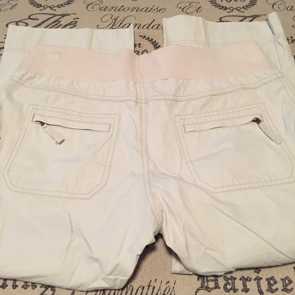Old Navy Pants - Maternity capris size medium Old Navy Pants - Maternity capris size medium