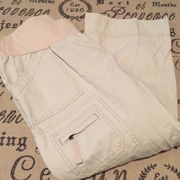 Old Navy Pants - Maternity capris size medium Old Navy Pants - Maternity capris size medium