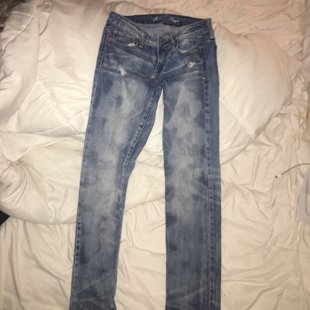AMERICAN EAGLE TORN JEANS