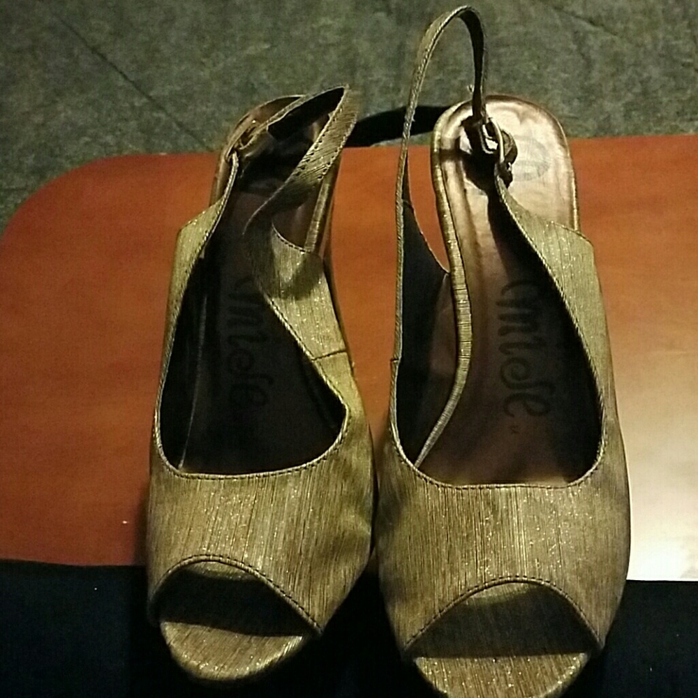 Shoes - Picture 2 of 3