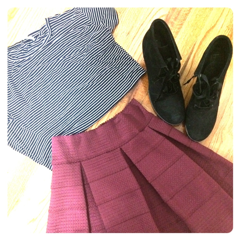 BURGUNDY- Short Pleated Skirt