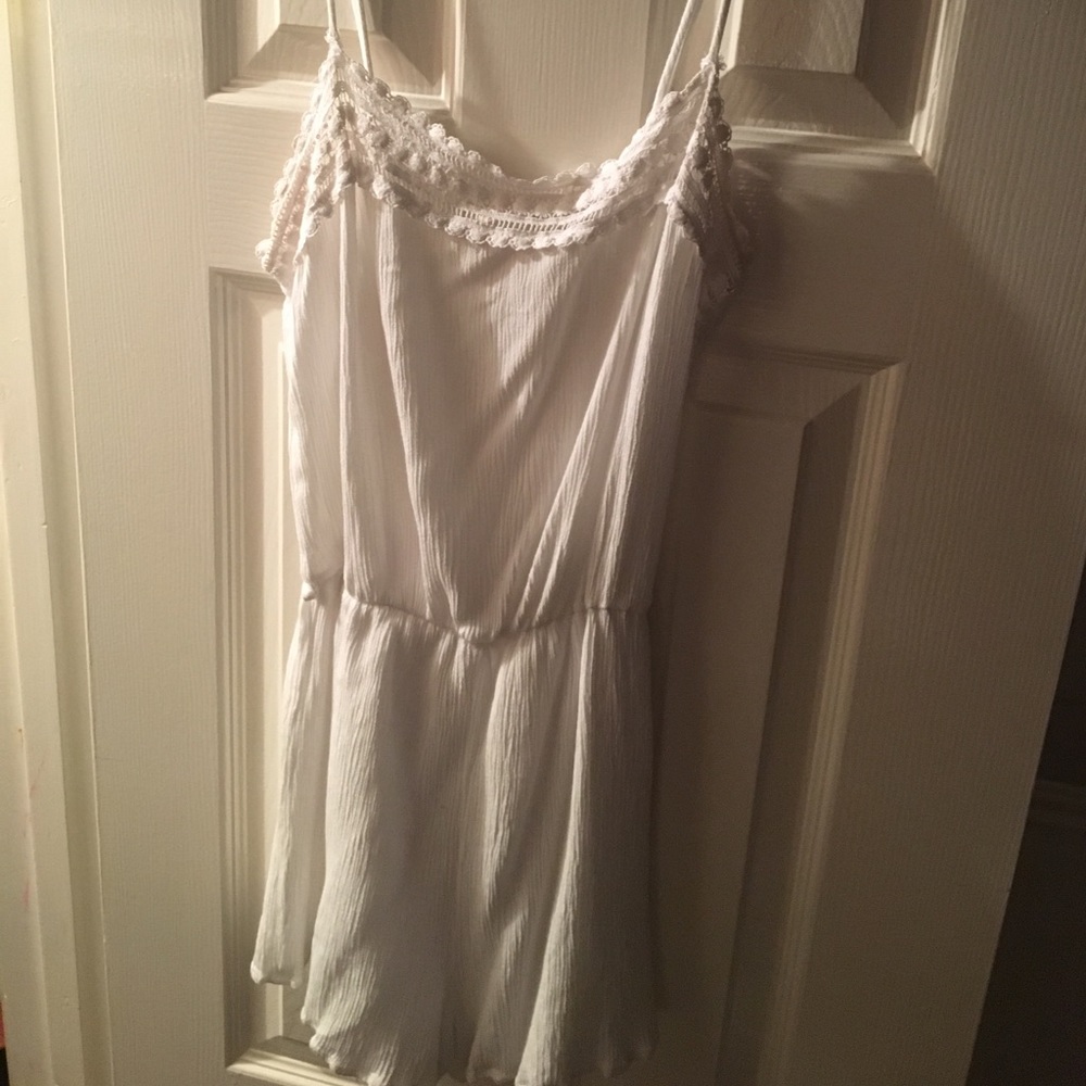 WHITE LACED ROMPER