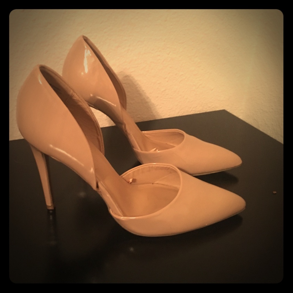 Nude pointed toe pumps.