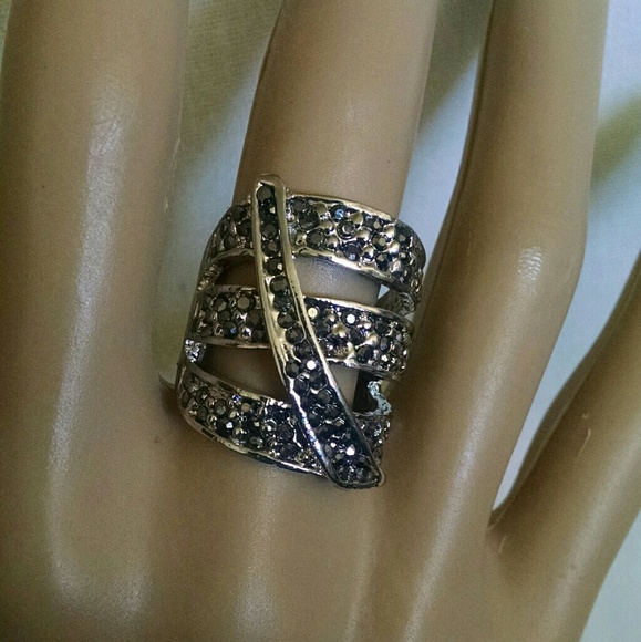 Beautiful silvertone rhinestones fashion ring