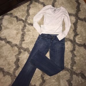 Flared jeans, white vneck