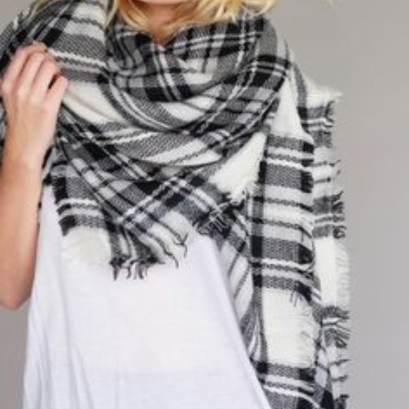 Accessories - black and white blanket scarf