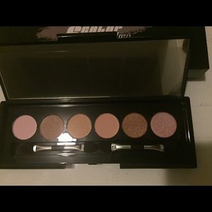 SIX COLOR EYESHADOW KIT