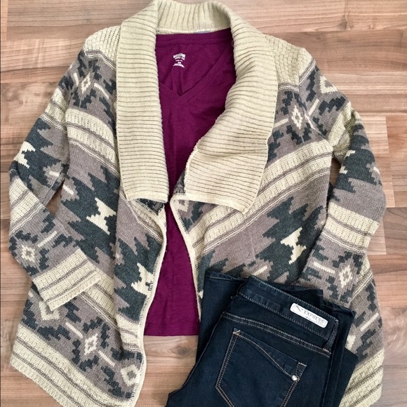 Charlotte Russe Sweaters - ‼️30% BUNDLES‼️Aztec Print Sweater