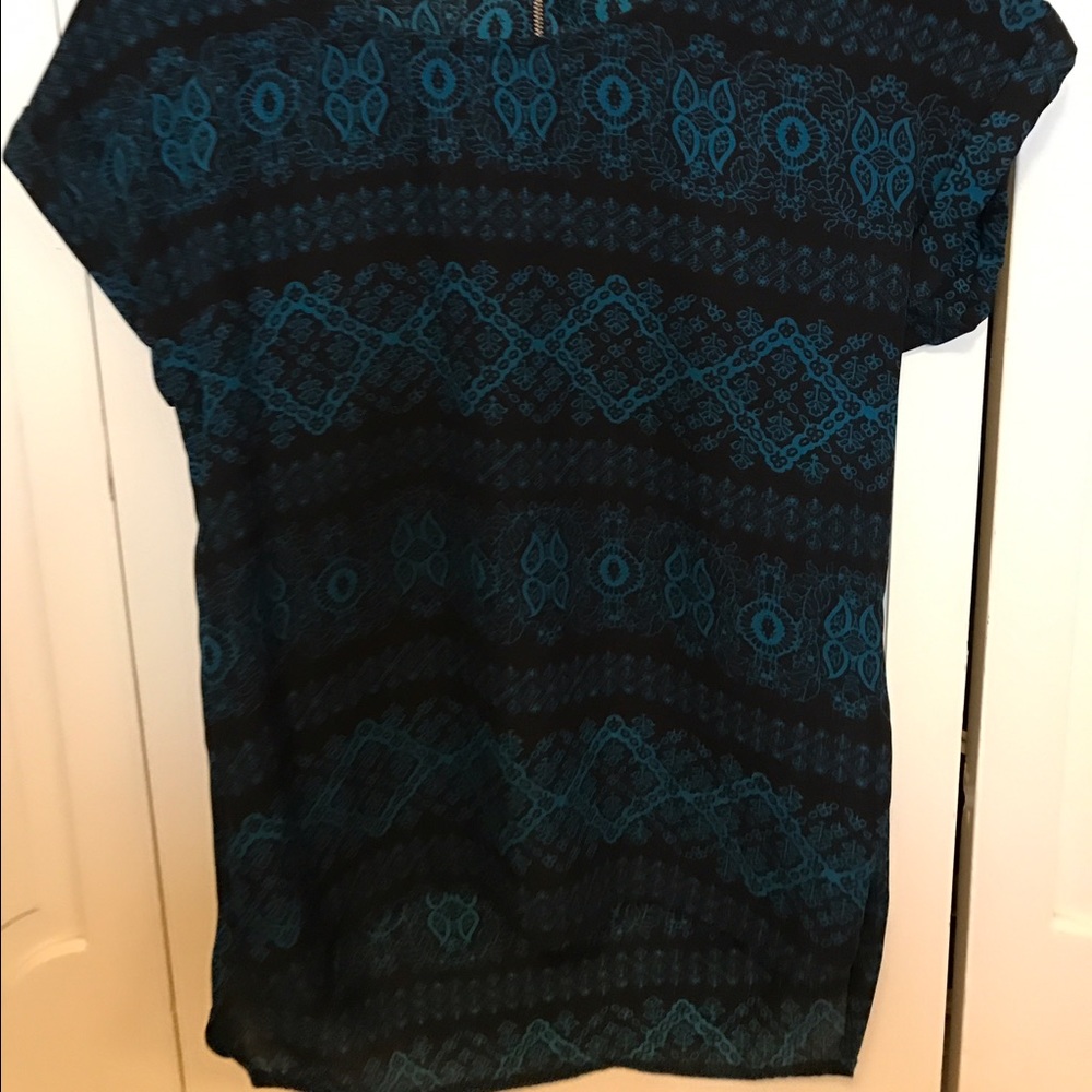 Cute XS top. FINAL PRICE DROP.