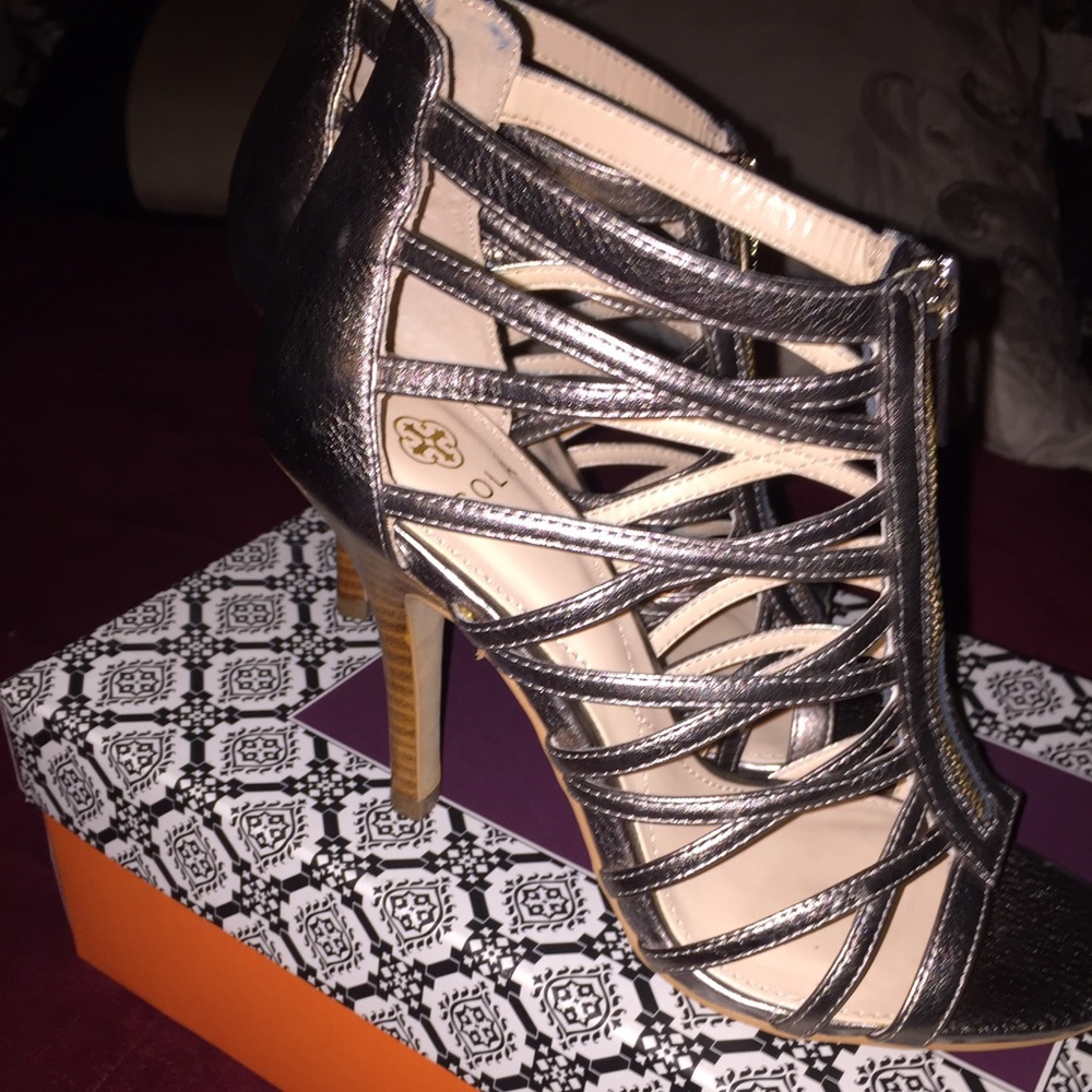 👠 ISOLA Heels 😍😍 - Picture 2 of 4