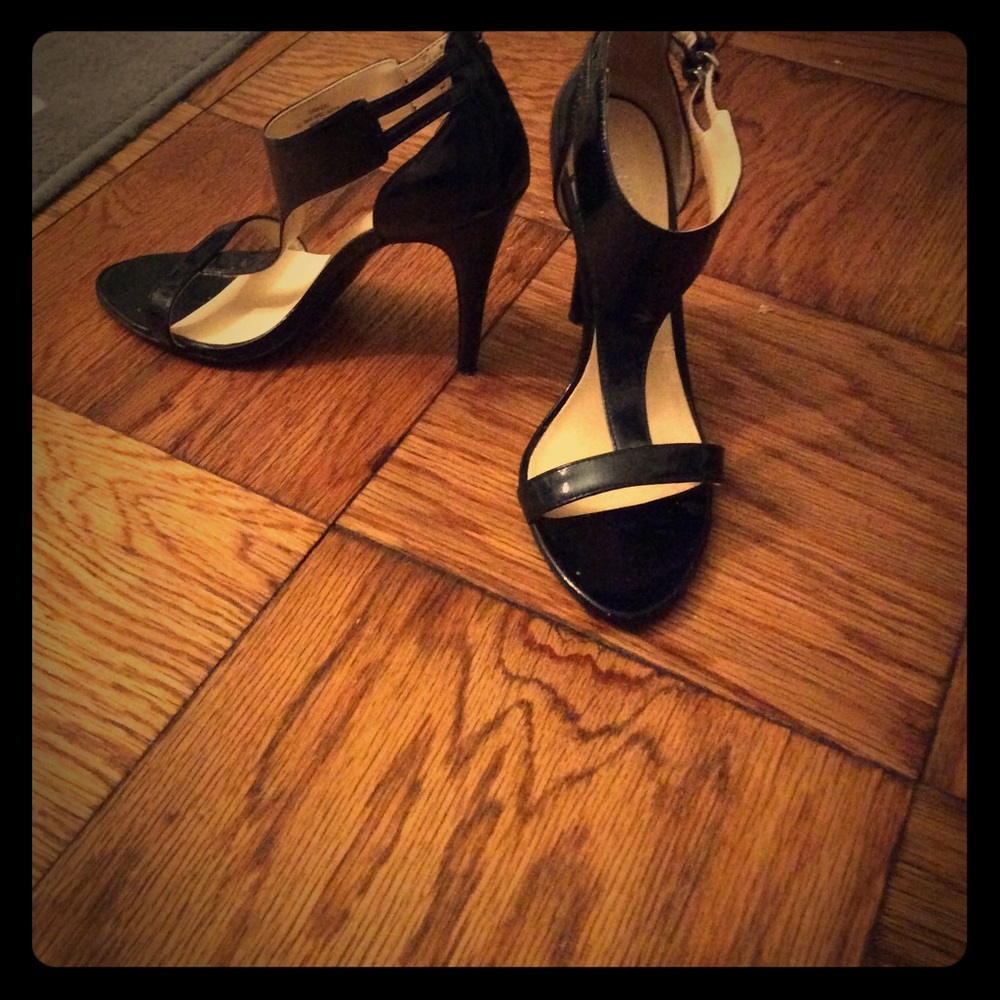 MOVING SALE MAKE AN OFFER Guess black heels