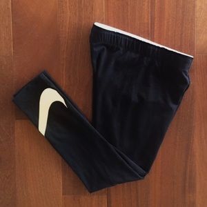 🎉Last Chance🎉Nike Logo Capri Leggings