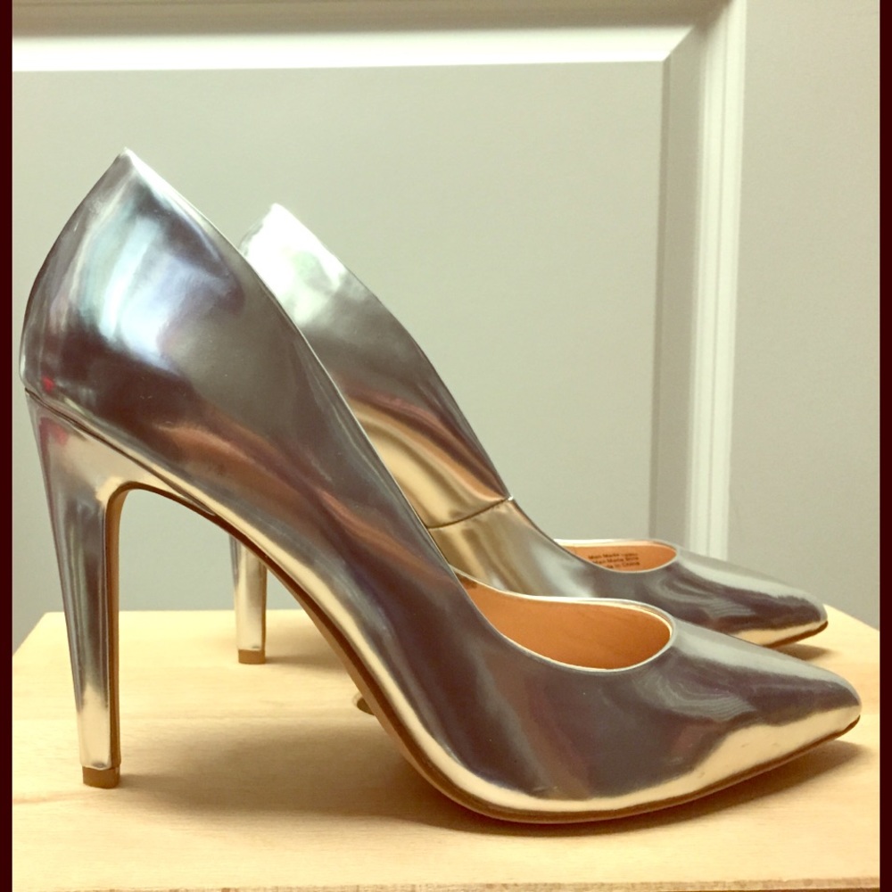 NWT Joe's Delores Silver Pumps Heels