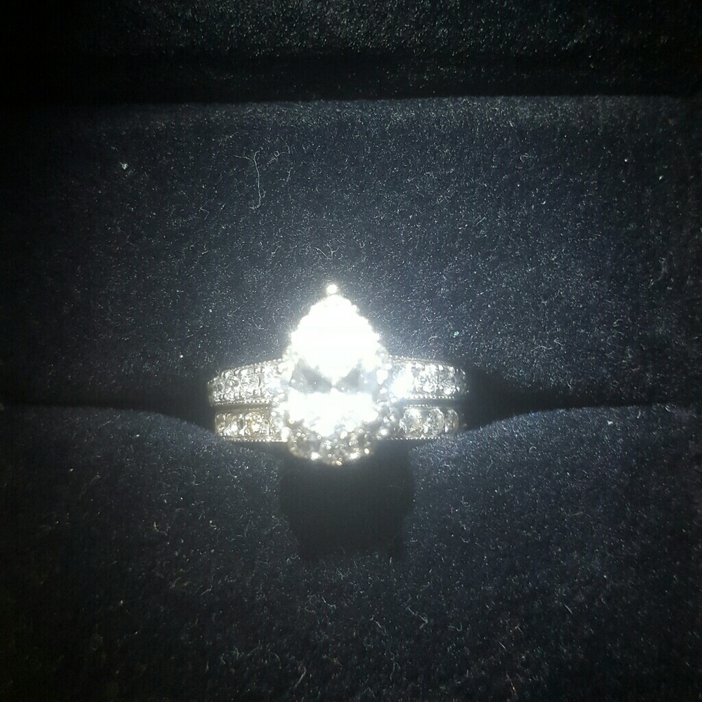 Pear shaped Engagement and wedding band set