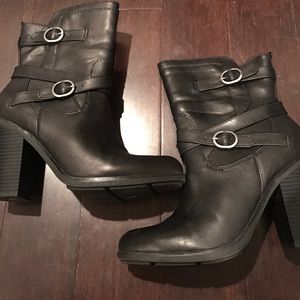 Heeled boots with buckle detailing