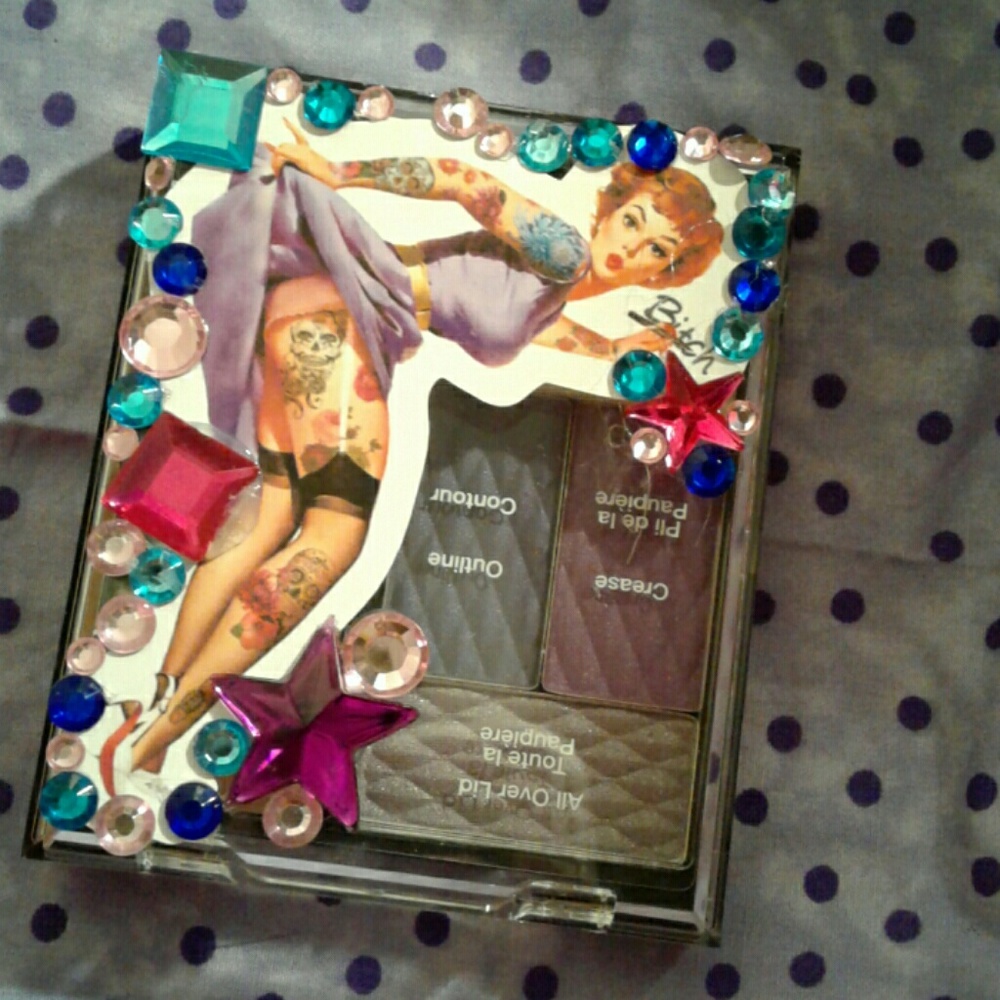 Vintage girl eye shadow pallete