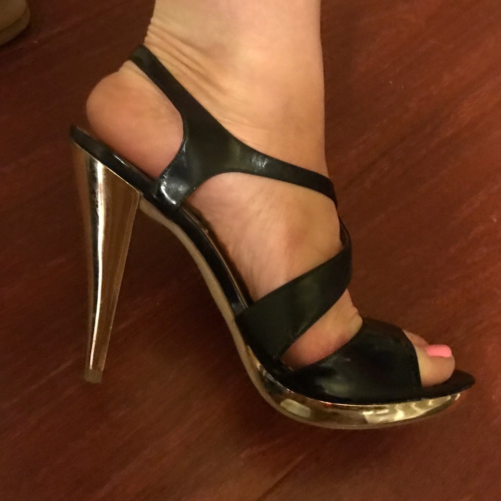 Steve Madden 👠 gold and black strap stilettos!