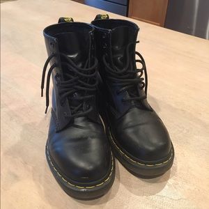 Black doc martens women's sz 9 - barely worn!