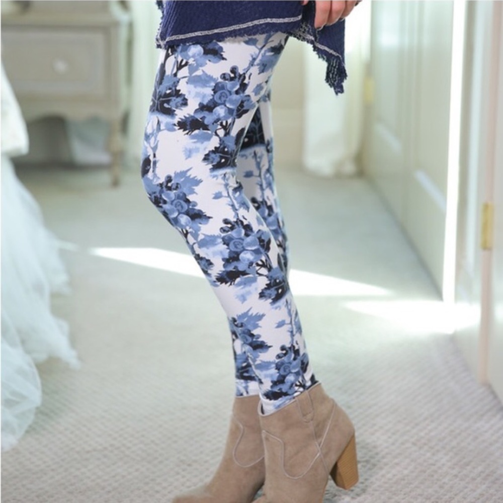 🎉HP 2/26/17🎉Blue Floral Print Knit Leggings!🎉