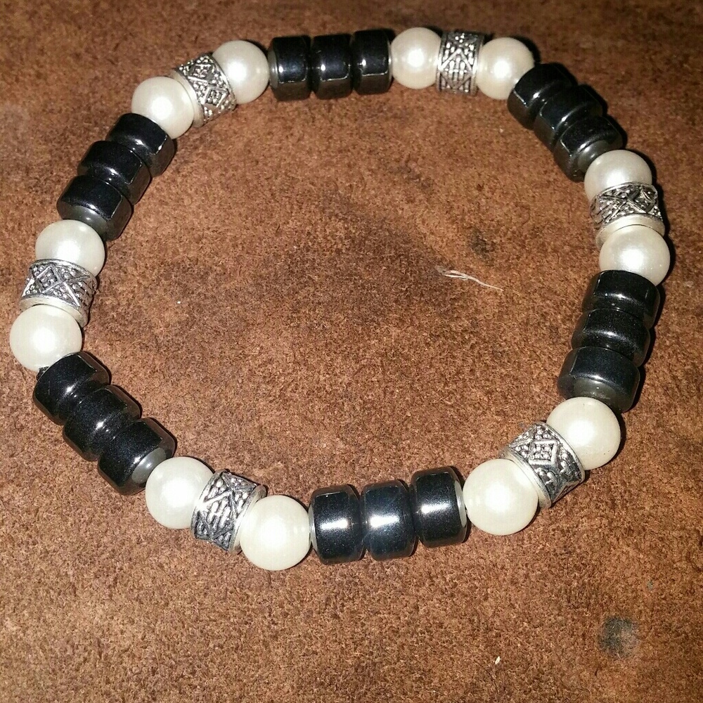 Elastic beaded bracelet