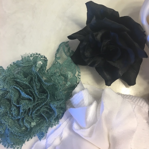 Flower brooches and clips - Picture 2 of 8