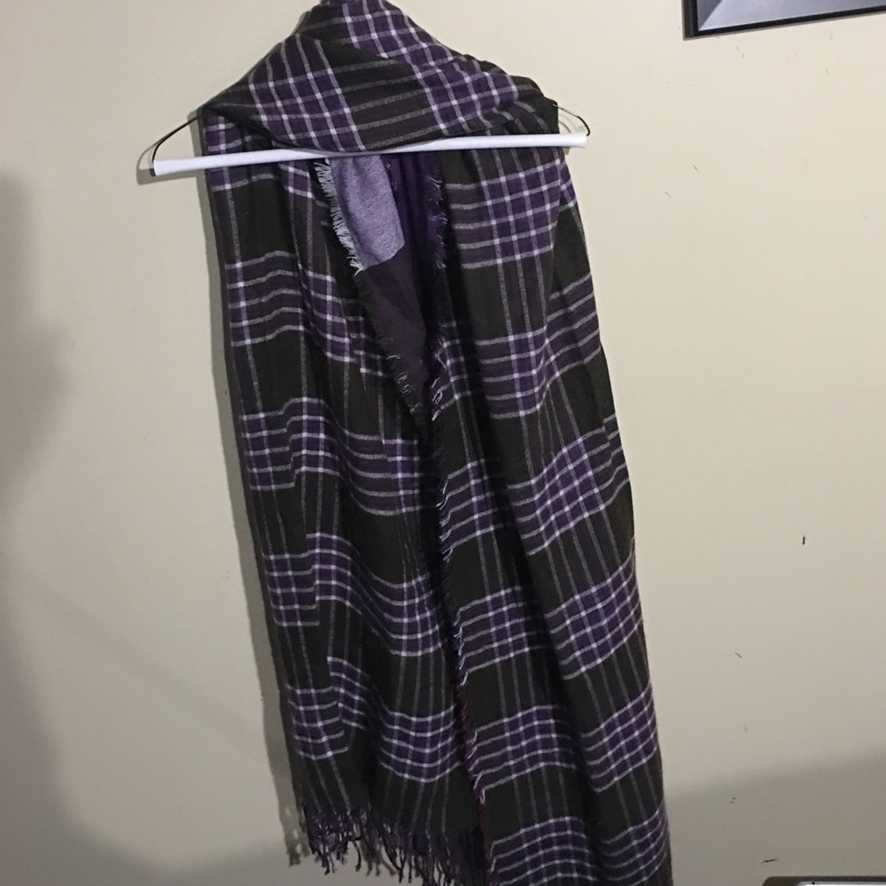 Gap purple two sided scarf