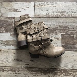 Rustic white detailed boots