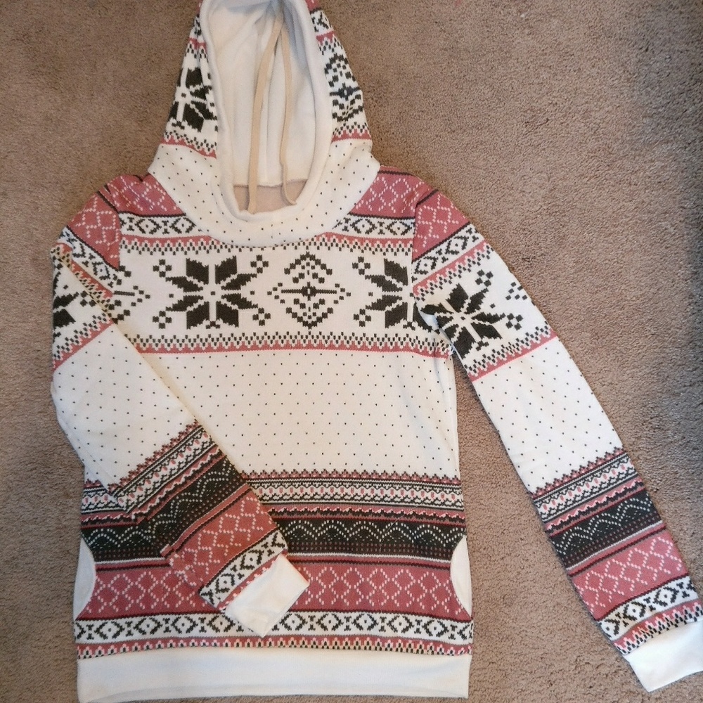 NWOT Sweatshirt with snowflake pattern, pockets