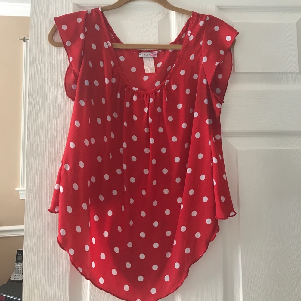 Flows top with an open back