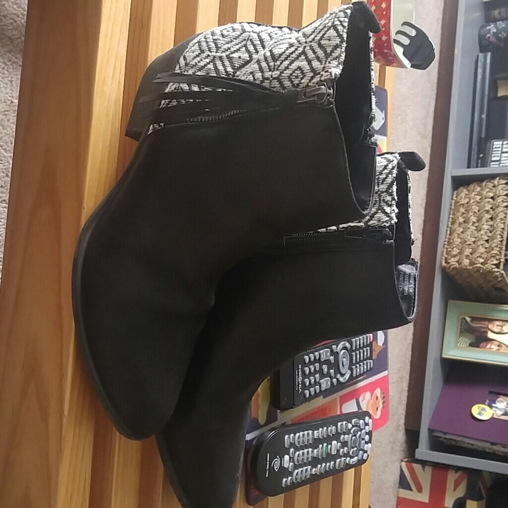 Sz 9 Madden girl tribal print boots