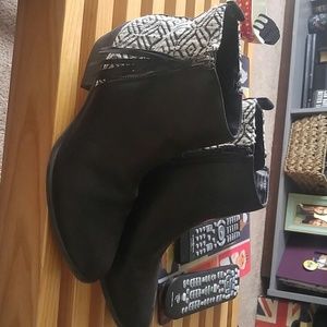 Sz 9 Madden girl tribal print boots