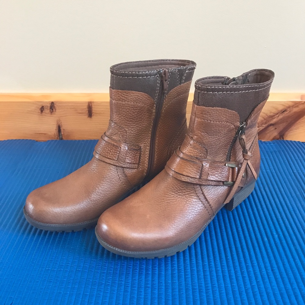Authentic Women Clarks Ankle Boots Size 6.5 M