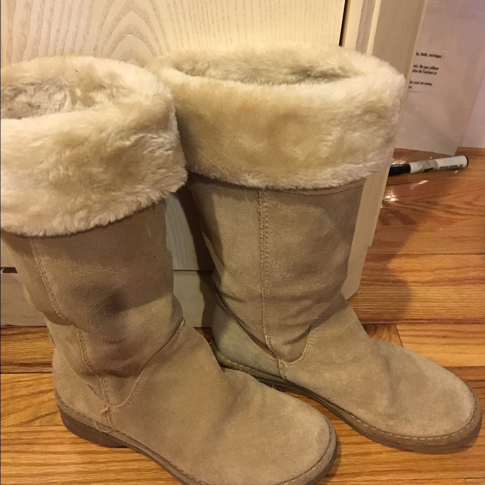 Girls sand colored suede boots