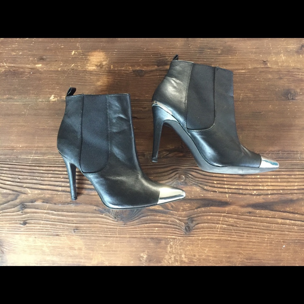 Pointy metal tip ankle booties sz10