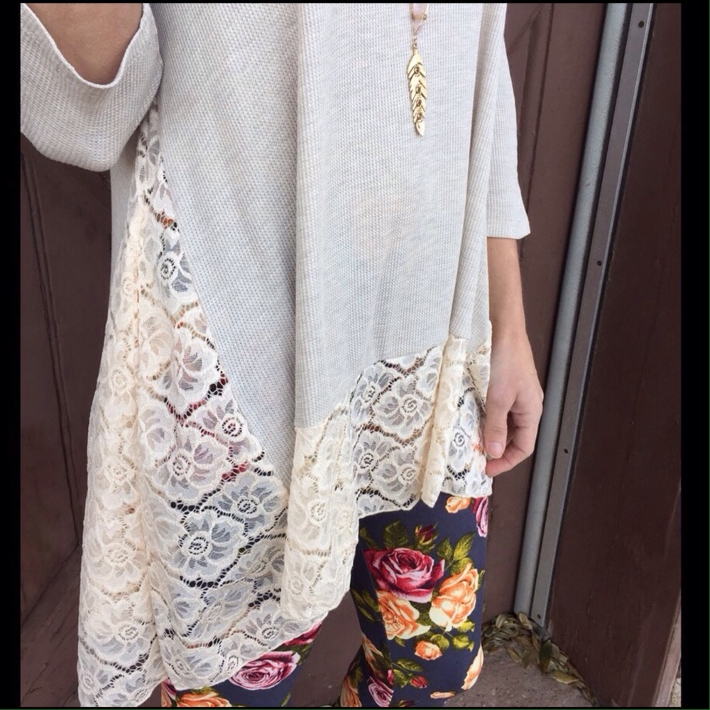 🛑ONE LEFT! Oatmeal Lace Tunic w/Side pockets - Picture 3 of 3