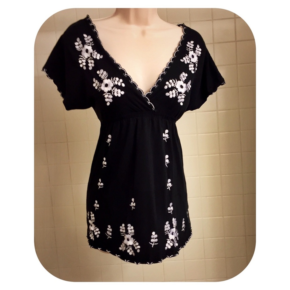 Black Short Sleeved Faux Wrap Top w/White Flowers - Picture 2 of 3