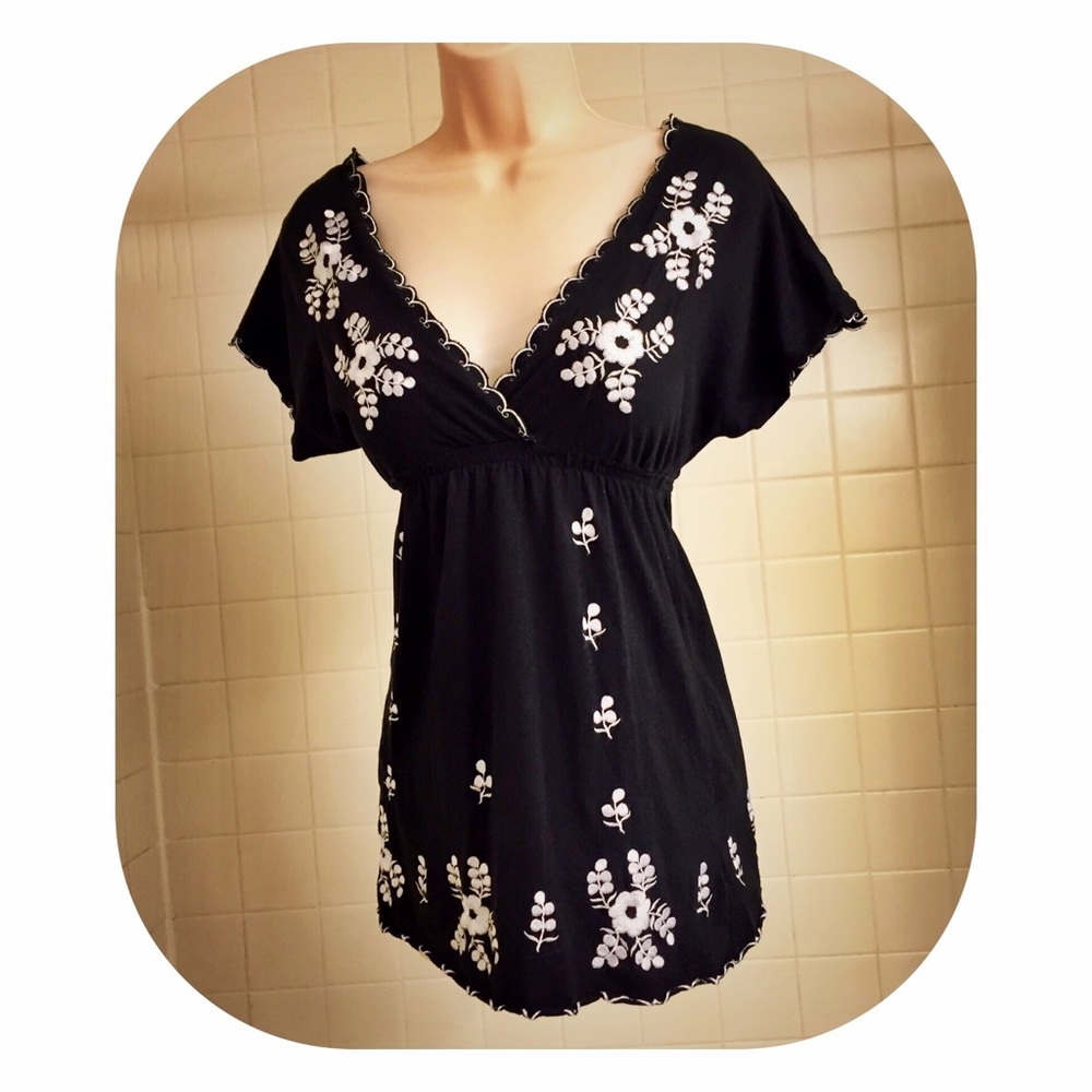 Black Short Sleeved Faux Wrap Top w/White Flowers - Picture 3 of 3