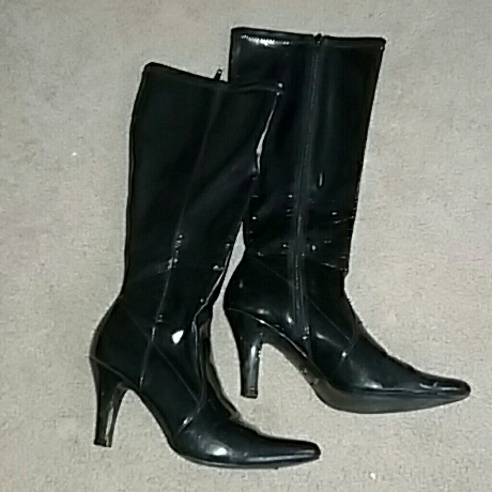 Black heeded boots