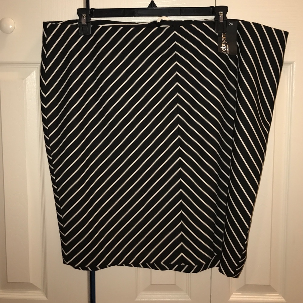 Plus size 24w skirt Black w/ white strip