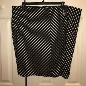 Plus size 24w skirt Black w/ white strip