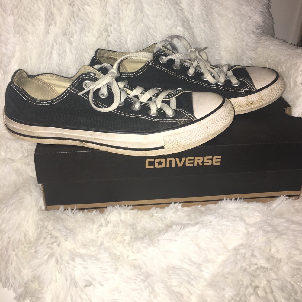 Black low top converse!!