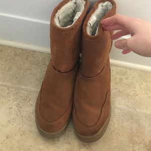 Brown snow boots