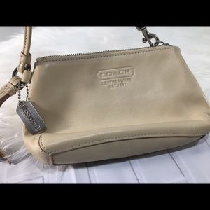 ✨Coach Wristlet✨