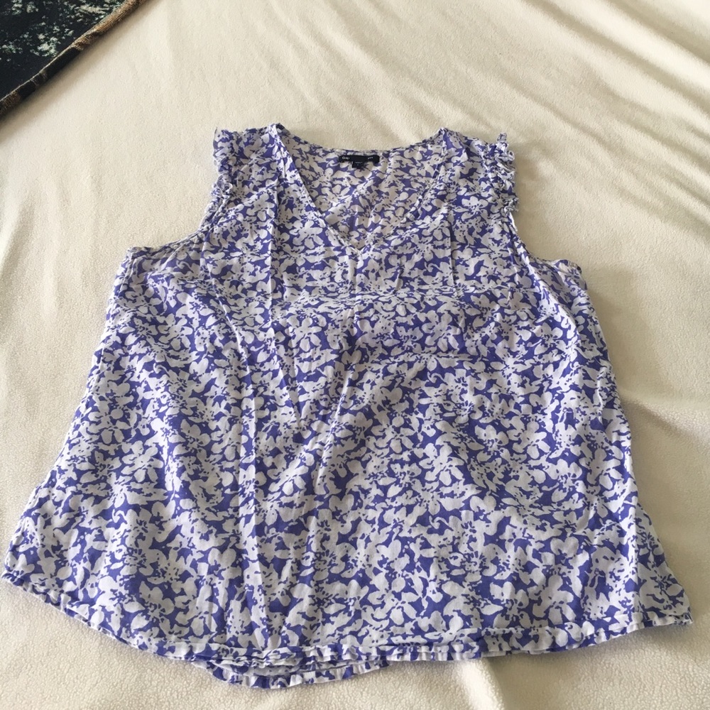 Sleeveless lightweight top