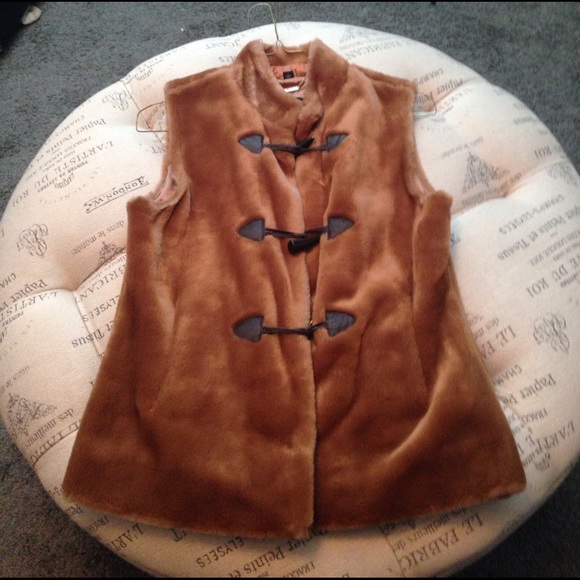 Pamela McCoy Jackets & Blazers - Brown faux fur Pamela McCoy vest size S