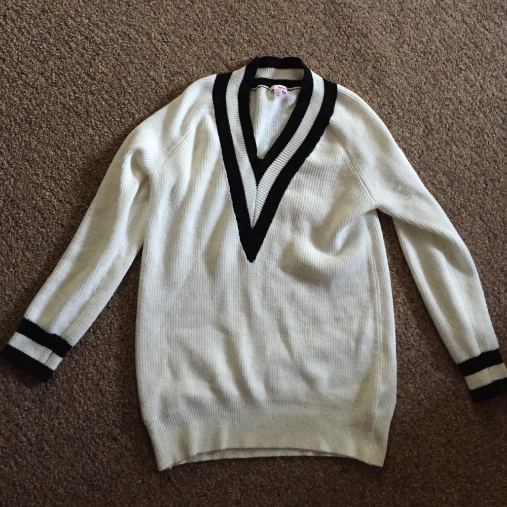 Cute BONGO black and white sweater