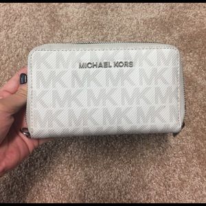 **Michael Kors Wallet ***