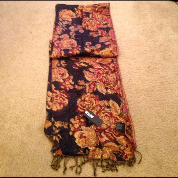 Scarf - Picture 1 of 3